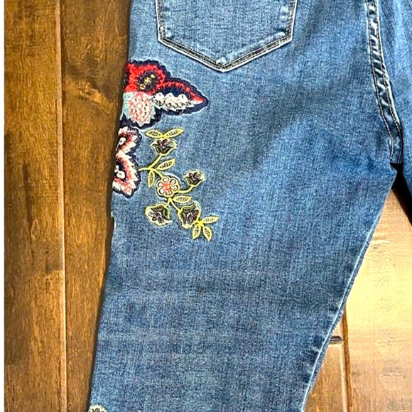 🚩Embroidered Floral Jeans! - Picture 10 of 12
